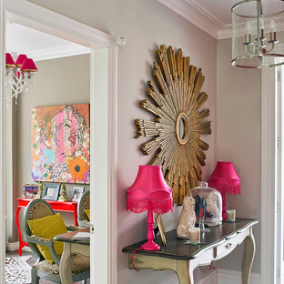 Idéer för eklektiska entréer, med grå väggar och mörkt trägolv