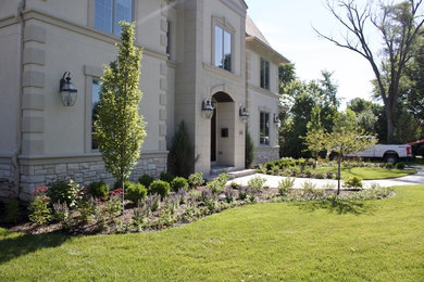 This is an example of a mid-sized traditional full sun front yard landscaping in Chicago.