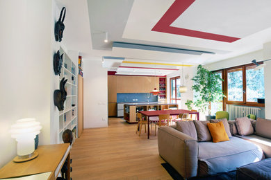 Ispirazione per un ampio soggiorno minimalista aperto con pareti bianche, parquet chiaro e soffitto ribassato