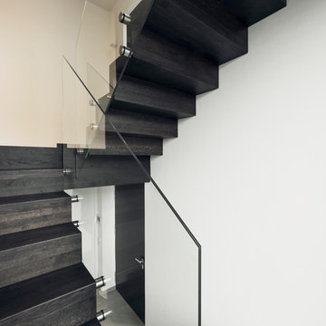 Faltwerktreppe mit Ganzglasgeländer in kerngeräucherter Eiche