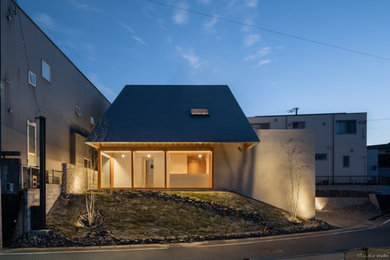 Modelo de fachada de casa gris y gris minimalista de tamaño medio de dos plantas con tejado de un solo tendido y tejado de metal