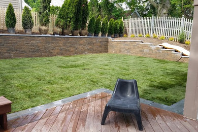 Inspiration for a traditional landscaping in New York.