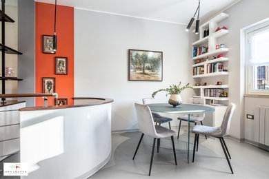 Idee per un piccolo soggiorno contemporaneo aperto con pareti multicolore, pavimento in cemento, TV a parete, pavimento grigio e con abbinamento di mobili antichi e moderni