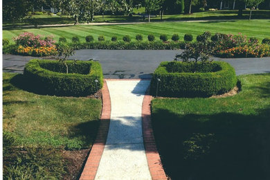 Inspiration for a large traditional full sun front yard landscaping in St Louis for summer.