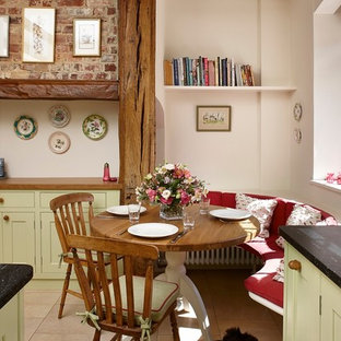 Kleine Country Wohnküche mit Kalkstein und beiger Wandfarbe in Surrey