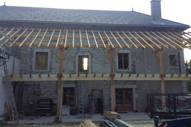 Exemple d'une terrasse en bois chic avec une extension de toiture.