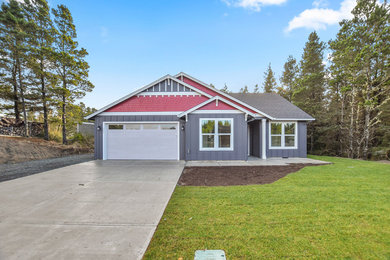 Mid-sized craftsman one-story exterior home idea in Seattle with a shingle roof