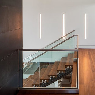 Imagen de escalera en U, moderna, extra grande, sin contrahuella, con escalones de madera