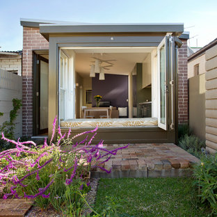 シドニーの小さいコンテンポラリースタイルのおしゃれな裏庭のテラス (レンガ敷き、日よけなし) の写真