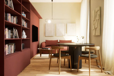Ispirazione per un piccolo soggiorno contemporaneo aperto con libreria, pareti beige, parquet chiaro e TV a parete