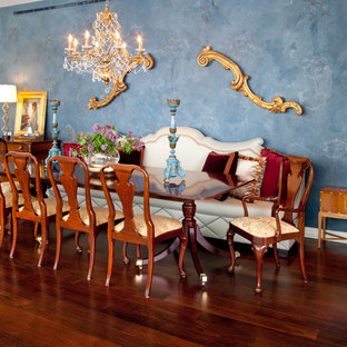 На фото: гостиная-столовая среднего размера в викторианском стиле с синими стенами, темным паркетным полом и коричневым полом без камина с