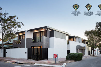 Kleines, Zweistöckiges Modernes Reihenhaus mit Mix-Fassade, weißer Fassadenfarbe, Flachdach, Blechdach und grauem Dach in Adelaide
