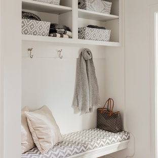 ボストンの小さいトラディショナルスタイルのおしゃれなマッドルーム (白い壁) の写真