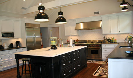 Kitchen Cabinets: Oak to Black