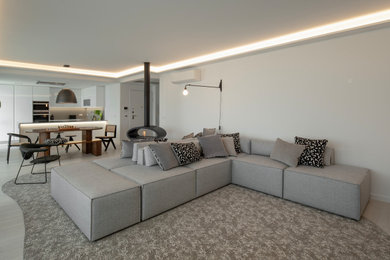 Modernes Wohnzimmer mit Hängekamin und Kaminumrandung aus Metall in Sonstige