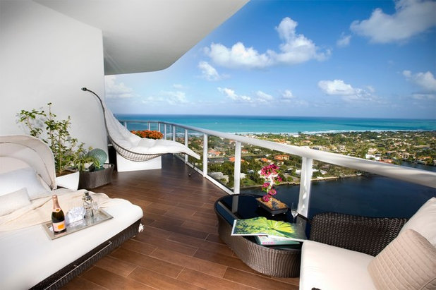 Современный Балкон и лоджия by Britto Charette - Interior Designers Miami , FL