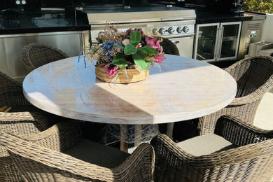 Foto de patio urbano grande en patio trasero con cocina exterior, suelo de baldosas y cenador