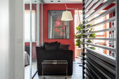 Идея дизайна: маленькая объединенная, серо-белая гостиная комната в современном стиле с красными стенами, полом из ламината, телевизором на стене, зоной отдыха и серым полом для на участке и в саду