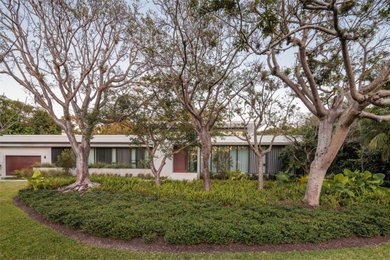 Imagen de fachada de casa blanca minimalista grande de una planta con revestimiento de metal y tejado plano