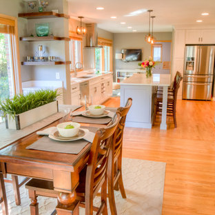 セントルイスの小さいトランジショナルスタイルのLDKの画像 (グレーの壁、淡色無垢フローリング、暖炉なし、ベージュの床)