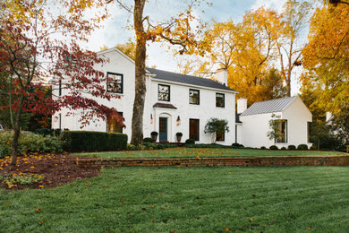 Diseño de fachada de casa blanca rural grande de dos plantas con revestimiento de ladrillo