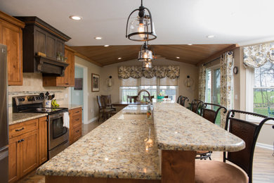 Example of a classic kitchen design in Cleveland