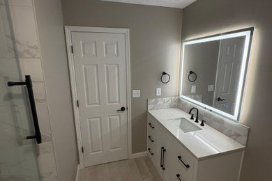 Minimalist bathroom photo in Columbus