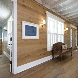 他の地域の片開きドアトラディショナルスタイルのおしゃれな玄関ホール (青い壁、無垢フローリング、白いドア) の写真