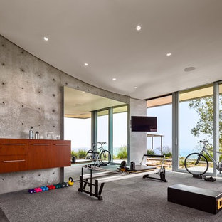 サンタバーバラのモダンスタイルのおしゃれな多目的ジム (カーペット敷き) の写真