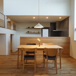 Пример оригинального дизайна: гостиная-столовая в восточном стиле с белыми стенами, светлым паркетным полом и коричневым полом