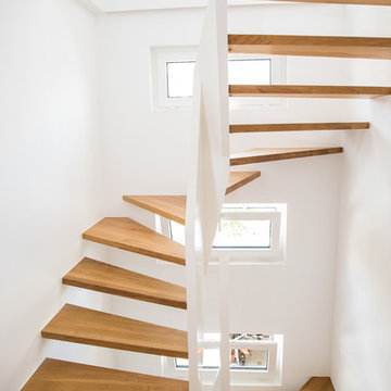 1/2 gewendelte Treppe mit brüstungshohen Wangen