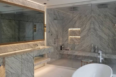 Imagen de cuarto de baño principal minimalista de tamaño medio con suelo blanco