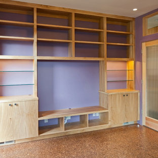 Aménagement d'une salle de cinéma moderne de taille moyenne et fermée avec un mur violet, un sol en liège et un téléviseur encastré.