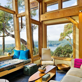 Ispirazione per un piccolo soggiorno stile rurale aperto con pareti gialle e pavimento in ardesia