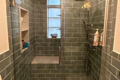 Example of a mid-century modern bathroom design in New York