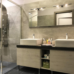 Foto di una piccola stanza da bagno con doccia minimalista con ante a filo, ante grigie, doccia a filo pavimento, piastrelle multicolore, piastrelle in gres porcellanato, pareti rosa, pavimento in ardesia, lavabo a bacinella, top in quarzite, pavimento nero, porta doccia a battente e top nero