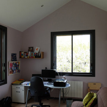 Le bureau sous le toit double pente de l'extension.