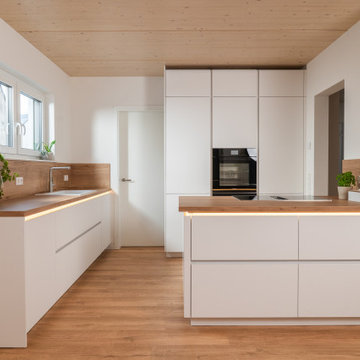 Zeitlose Einbauküche mit Kochinsel
