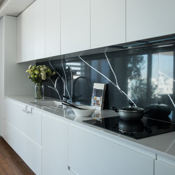 Kitchen Induction Hob with Black Veined Splashback