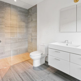 Bäder mit bodengleicher Dusche und Laminat-Waschtisch Ideen, Design