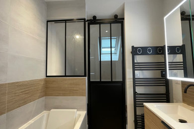 Cette photo montre une salle de bain tendance.