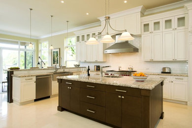 Kitchen - transitional kitchen idea in Orlando