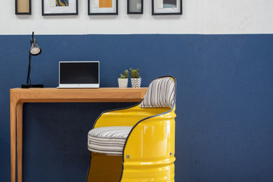 Modelo de despacho urbano con paredes azules, suelo laminado y escritorio independiente