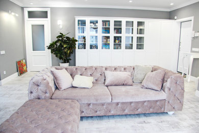 Ispirazione per un soggiorno classico con pareti grigie, pavimento in laminato e pavimento bianco