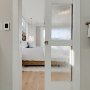 Inspiration för ett mellanstort lantligt vit vitt en-suite badrum, med skåp i shakerstil, vita skåp, en dubbeldusch, en toalettstol med separat cisternkåpa, vit kakel, marmorkakel, grå väggar, marmorgolv, ett undermonterad handfat, bänkskiva i kvarts, vitt golv och dusch med gångjärnsdörr