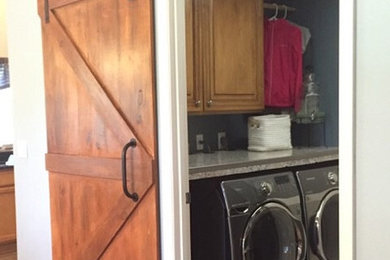 Laundry room - cottage laundry room idea in Tampa