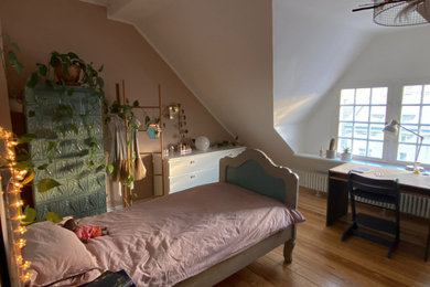 Kleines Mädchenzimmer mit Schlafplatz, rosa Wandfarbe, braunem Holzboden und braunem Boden in Berlin