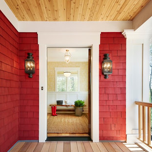 Новый формат декора квартиры: входная дверь среднего размера в стиле кантри с красными стенами, одностворчатой входной дверью, входной дверью из дерева среднего тона и светлым паркетным полом