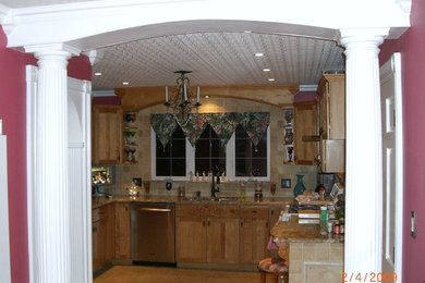 Example of a classic kitchen design in Charlotte