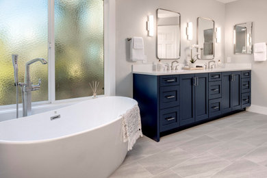 Idee per una grande stanza da bagno padronale classica con ante in stile shaker, ante blu, pareti grigie, pavimento in gres porcellanato, lavabo sottopiano, top in quarzo composito, pavimento grigio, top bianco, due lavabi e mobile bagno incassato